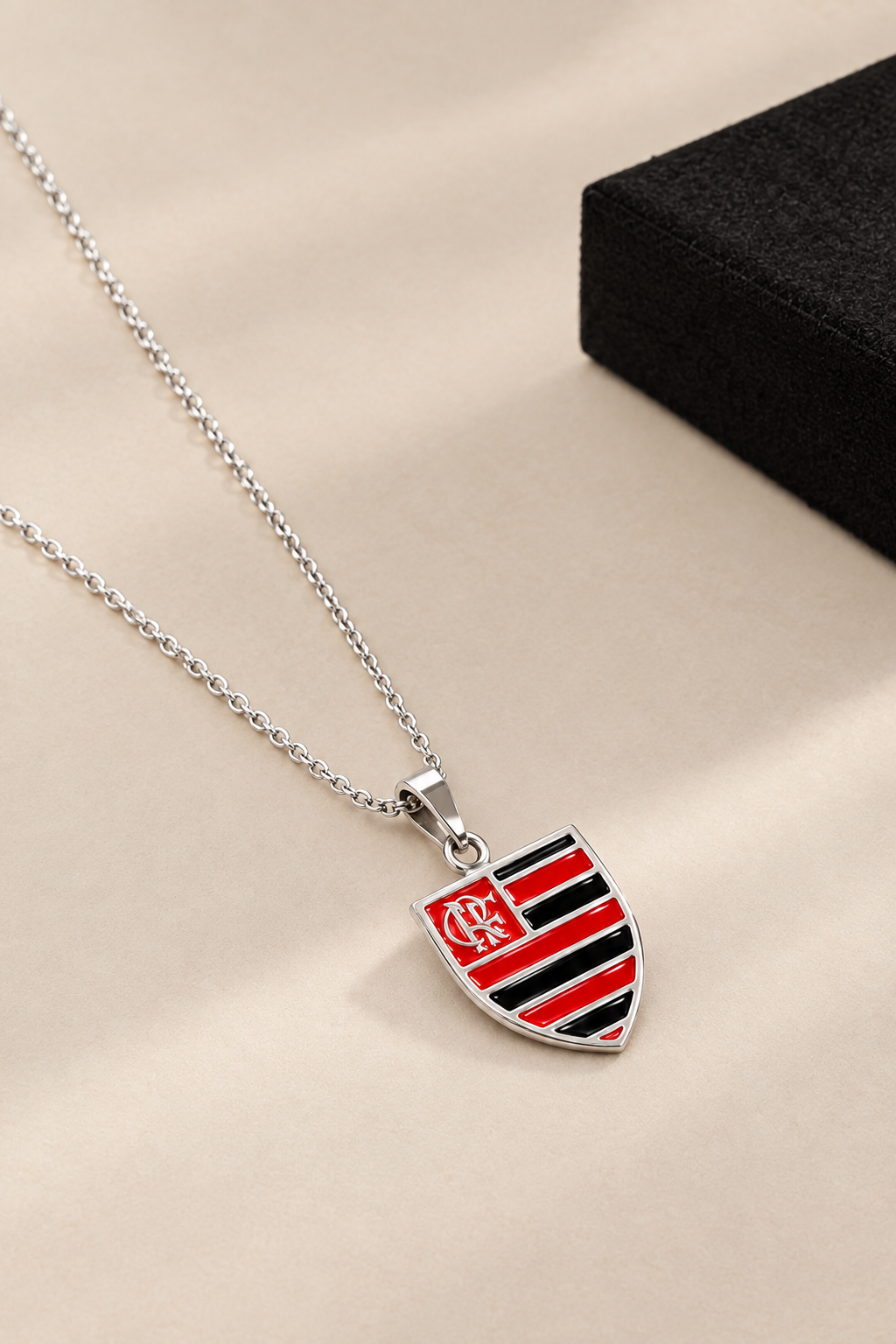 Cordão com Escudo Colorido do Flamengo + Caixinha de Brinde