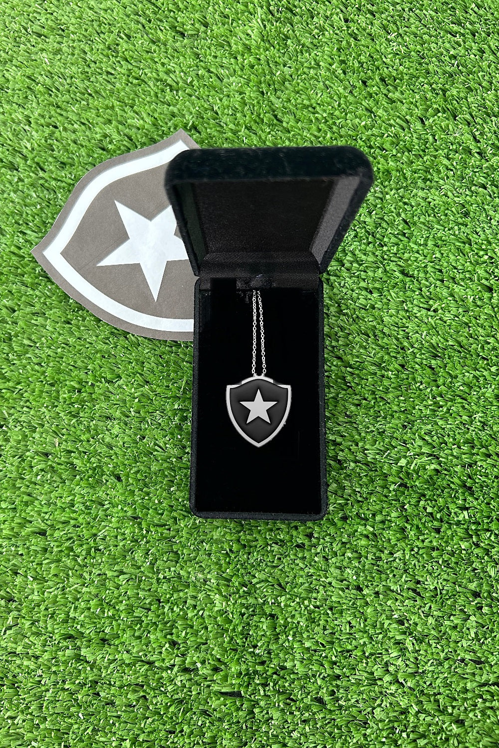 Cordão do Botafogo de 45 cm dentro da caixinha de veludo que acompanha o pedido