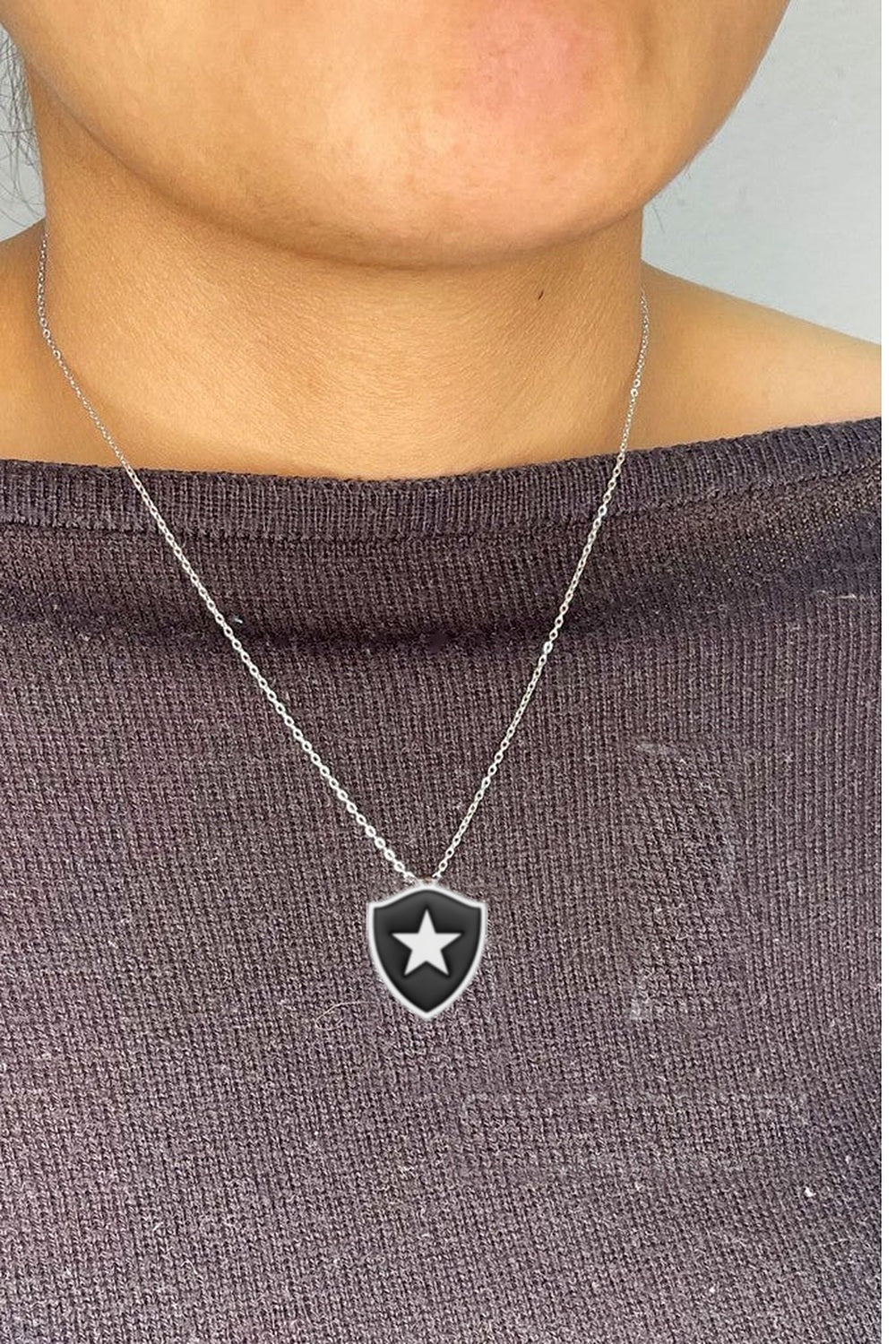 Cordão do Botafogo de 45 cm usado no pescoço, mostrando o caimento do modelo curto