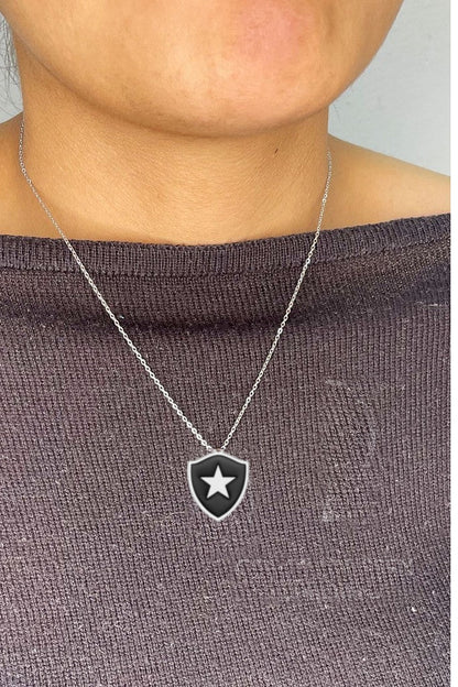 Cordão do Botafogo de 45 cm usado no pescoço, mostrando o caimento do modelo curto